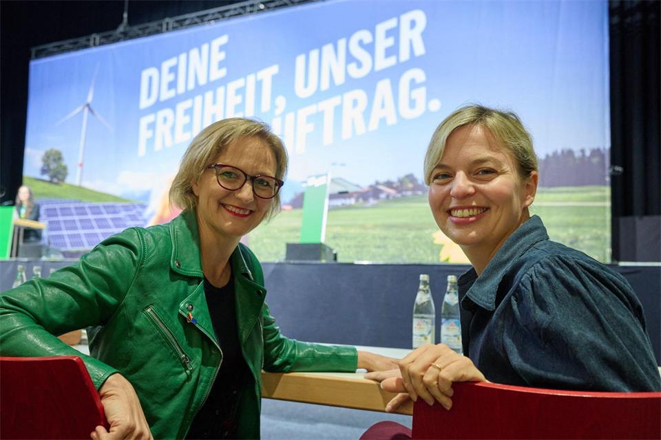 Grünen-Bundesvorsitzende Franziska Brantner (l) und die Fraktionsvorsitzende der bayerischen Grünen, Katharina Schulze (r), sprachen am Landesparteitag über Freiheit.Peter Kneffel/dpa