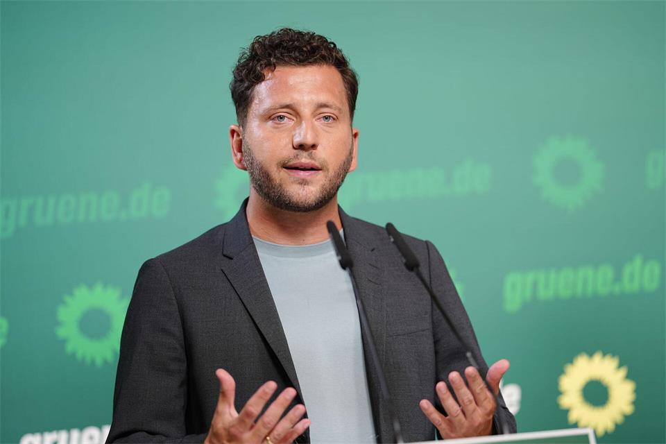 Grünen-Chef Banaszak kritisiert das Auftreten des Kanzlers. Kay Nietfeld/dpa