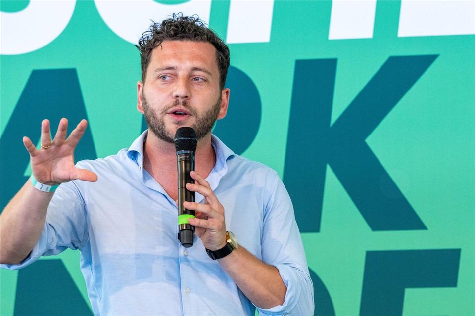Grünen-Chef Banaszak spricht sich für ein Bündnis demokratischer Parteien in Sachsen-Anhalt aus. (Archivbild)Stefan Sauer/dpa
