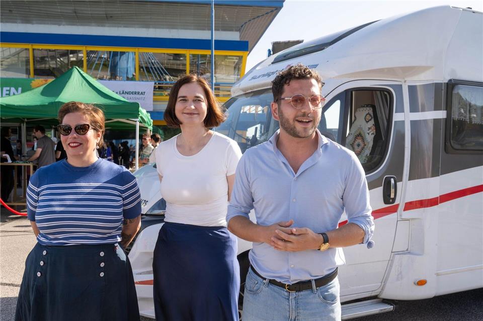 Grünen-Chef Felix Banaszak bemüht sich um mehr Präsenz in Ostdeutschland - hier gemeinsam mit den Spitzenkandidatinnen Claudia Müller aus Mecklenburg-Vorpommern und Susan Sziborra-Seidlitz aus Sachsen-Anhalt (von rechts nach links).Stefan Sauer/dpa