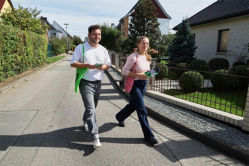 Grünen-Chef Felix Banaszak, hier mit einer Sprecherin, ist zufrieden mit dem Verlauf seiner Haustürgespräche.Bernd Wüstneck/dpa
