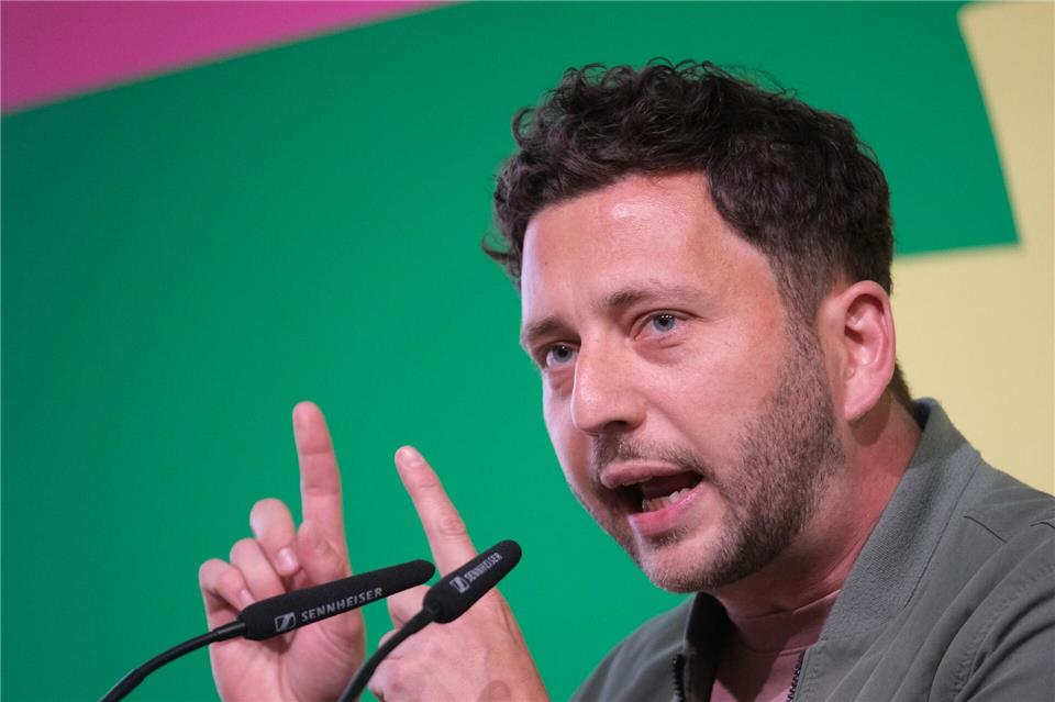 Grünen-Chef Felix Banaszak warnt: 2033 darf nicht wie 1933 werden. (Archivfoto)Sebastian Willnow/dpa