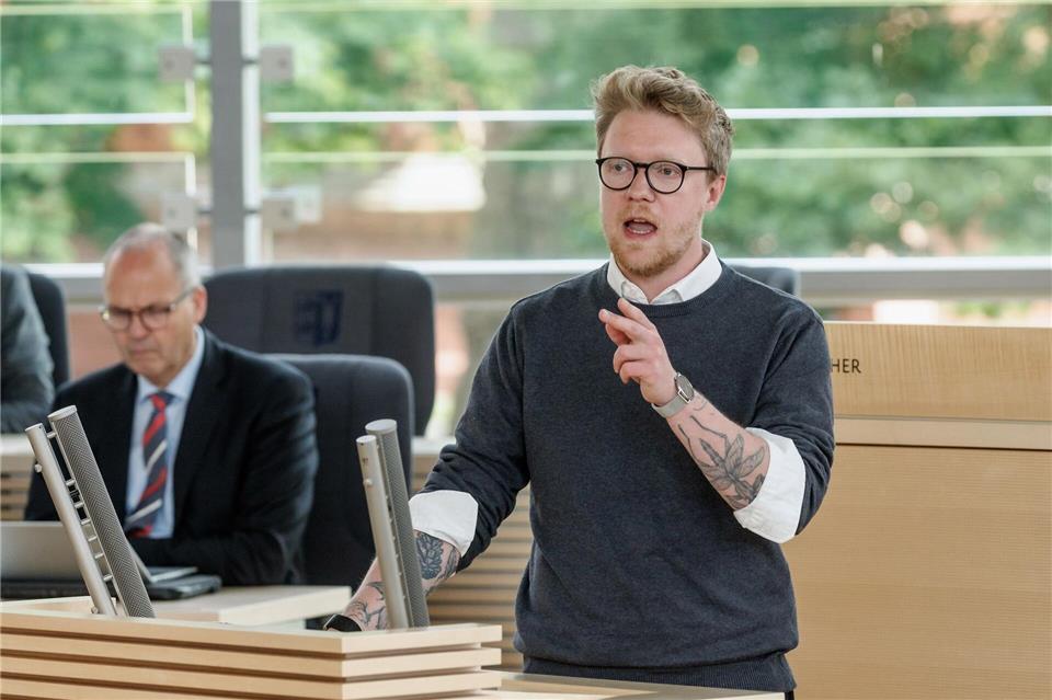 Grünen-Fraktionschef Lasse Petersdotter plädiert für eine deutliche Stärkung des Schienenverkehrs in Schleswig-Holstein. (Archivbild)Markus Scholz/dpa