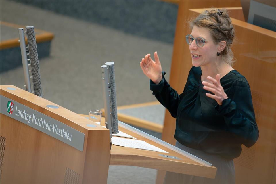Grünen-Fraktionschefin Verena Schäffer spottet in der Haushaltsdebatte des nordrhein-westfälischen Landtags über „die Liebe der FDP zur Schuldenbremse“.Henning Kaiser/dpa