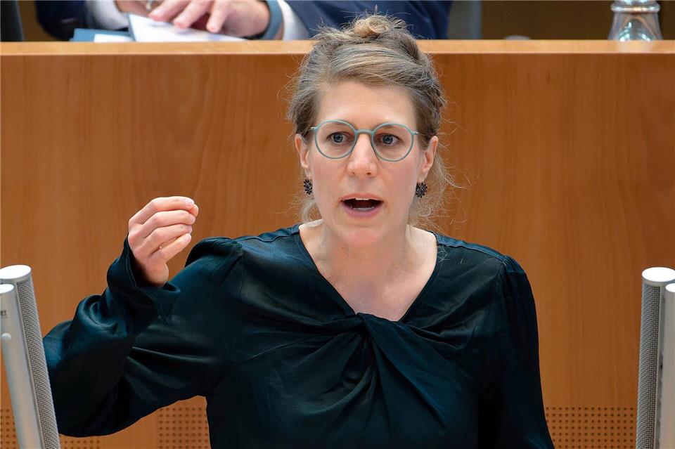 Haushaltsschlacht statt Harmonie in der 100. Landtagssitzung Grünen-Fraktionschefin Verena Schäffer vermisst in der Haushaltsdebatte des nordrhein-westfälischen Landtags die differenzierten Töne. Henning Kaiser/dpa