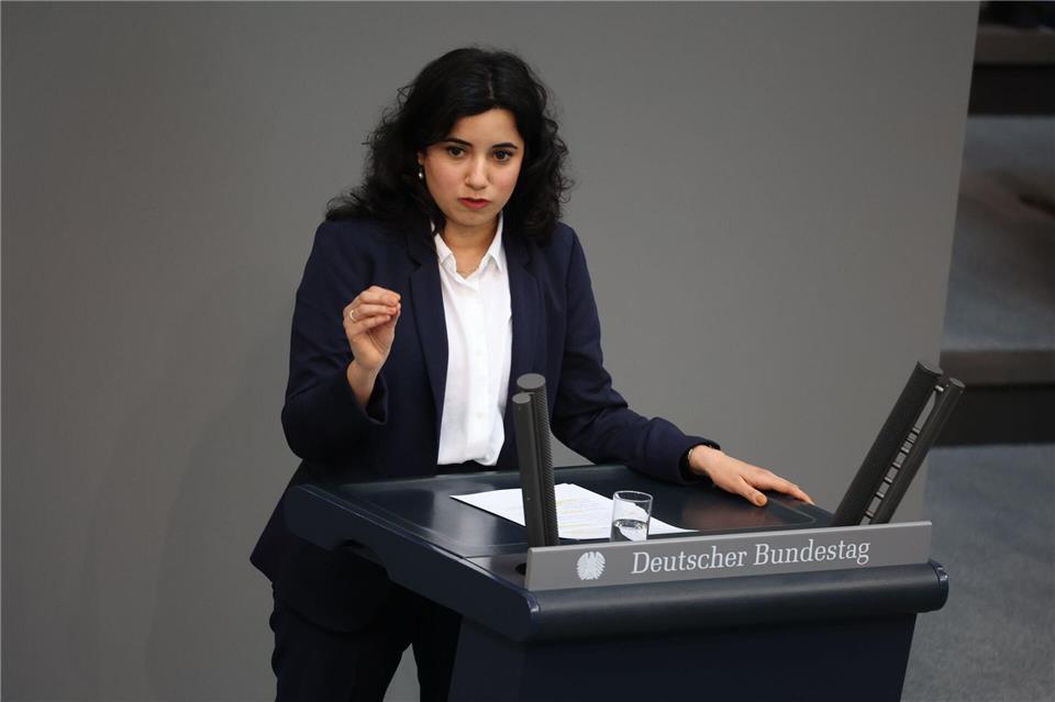 Grünen-Fraktionsvize Misbah Khan wirft Forschungsministerin Dorothee Bär eine Absage der geplanten Bafög-Erhöhungen vor. (Archivbild)Jörg Carstensen/dpa