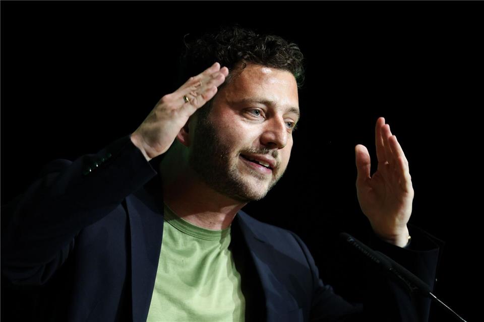 Grünen-Parteichef Felix Banaszak nimmt bei seiner Kritik am Bundeskanzler kein Blatt vor den Mund. Christoph Reichwein/dpa