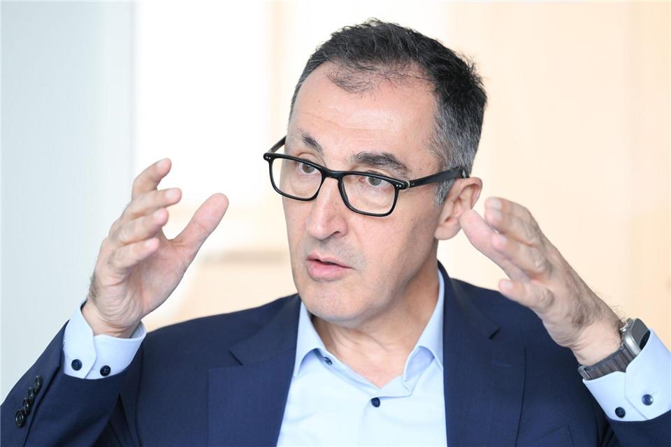 Grünen-Politiker Cem Özdemir rät seiner Partei zu mehr Selbstkritik: Man müsse sich fragen, warum man in Verdacht stehe, immer alles besser zu wissen. (Archivbild)Bernd Weißbrod/dpa