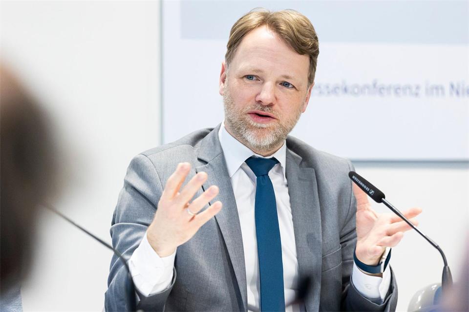 Grünen-Politiker Gerald Heere ist seit 2022 Finanzminister in Niedersachsen. (Archivbild)Michael Matthey/dpa