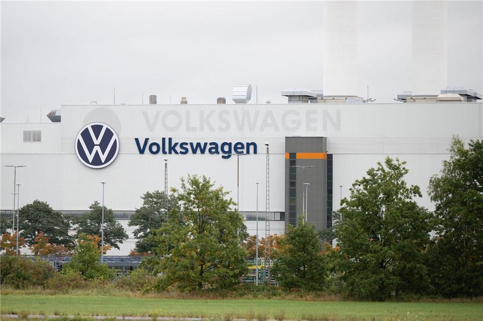 Grünen-Politiker Wolfram Günther schlägt eine Beteiligung Sachsens an Volkswagen vor (Archivbild). Sebastian Kahnert/dpa