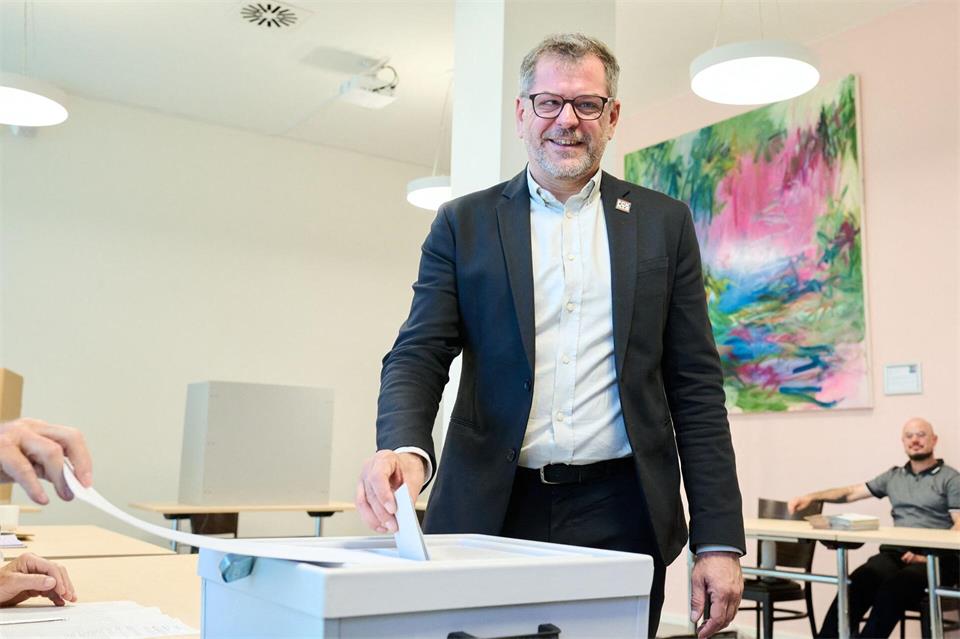 Grünen-Spitzenkandidat Werner Graf im Wahllokal Tempelhof-Schöneberg. Annette Riedl/dpa