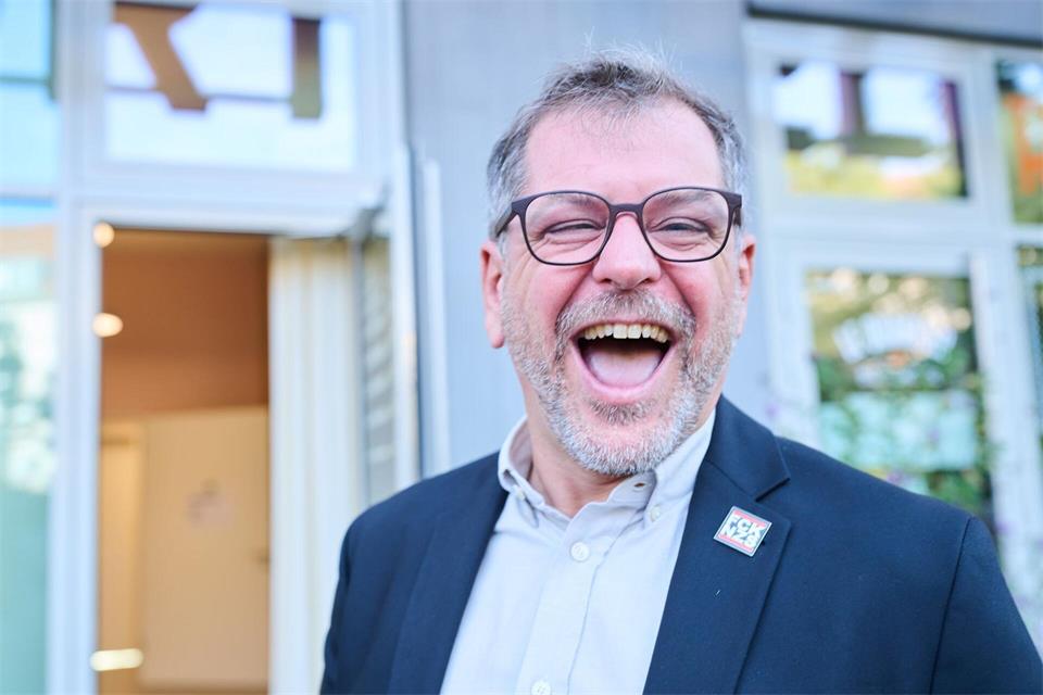 Grünen-Spitzenkandidat Werner Graf lacht nach seiner Stimmabgabe. Annette Riedl/dpa
