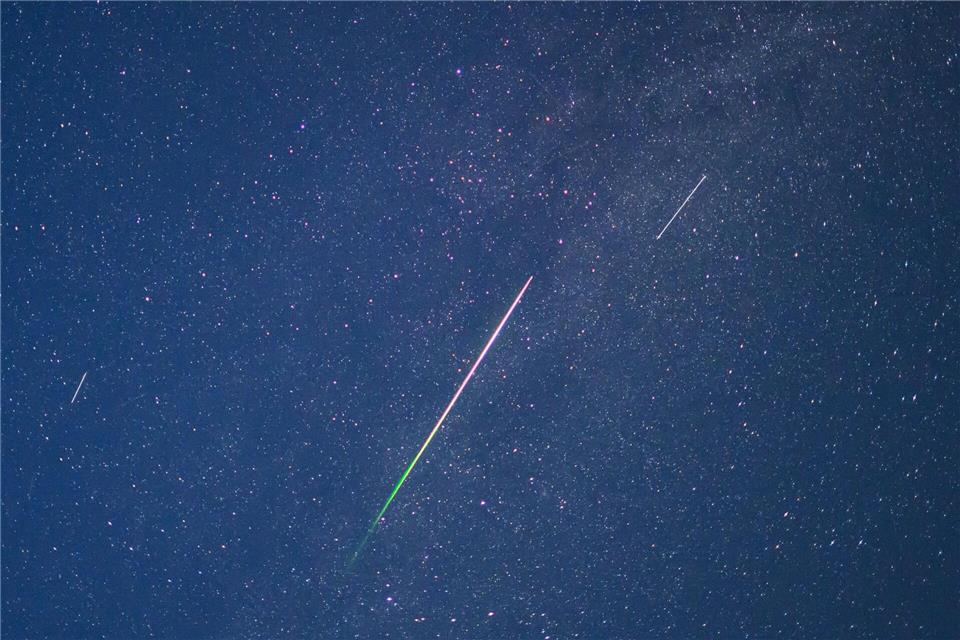 Grüner Meteor und Satelliten am Nachthimmel über BrandenburgPatrick Pleul/dpa