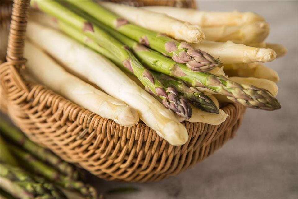 Grüner Spargel muss meist nicht geschält werden. Bei weißen Spargelsorten entscheidet der Knack-Test: Lässt sich die Probestange gut brechen, ist die Schale nicht hart. Bleibt das Ende hängen, muss man schälen. Christin Klose/dpa-tmn