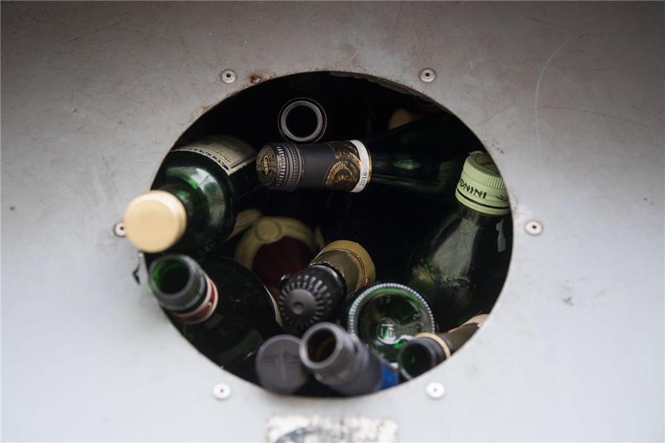 Grünes Glas verträgt beigemischte Farben am besten. Blaue Flaschen kommen daher in den Grünglas-Container.Marijan Murat/dpa/dpa-tmn