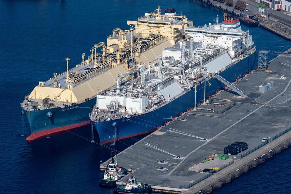 Grünes Licht auch für den dauerhaften Betrieb ohne Landstromanlage gab es nun für das Rügener LNG-Terminal vom zuständigen Landesamt. (Archivbild)Stefan Sauer/dpa