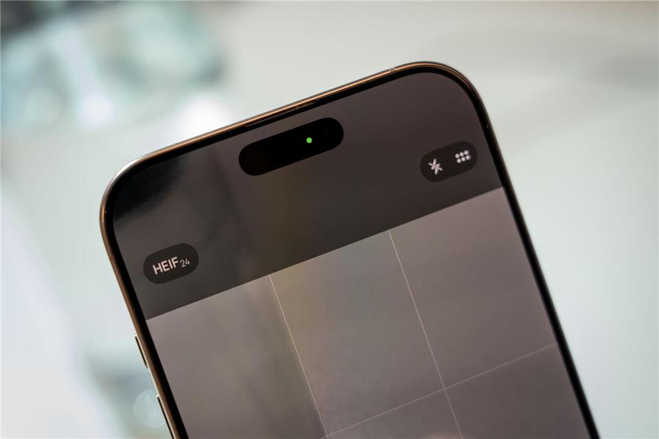 Grünes Licht für... die Kamera. Die grüne Statusanzeige eines iPhones zeigt an, ob die Kamera von einer App verwendet wird.Nico Tapia/dpa-tmn