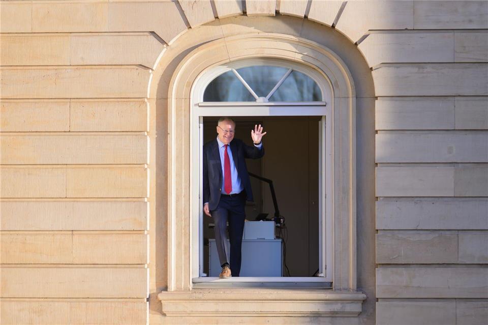 Grüßt aus seinem neuen Büro im Landtag: Niedersachsens früherer Regierungschef Weil.Julian Stratenschulte/dpa