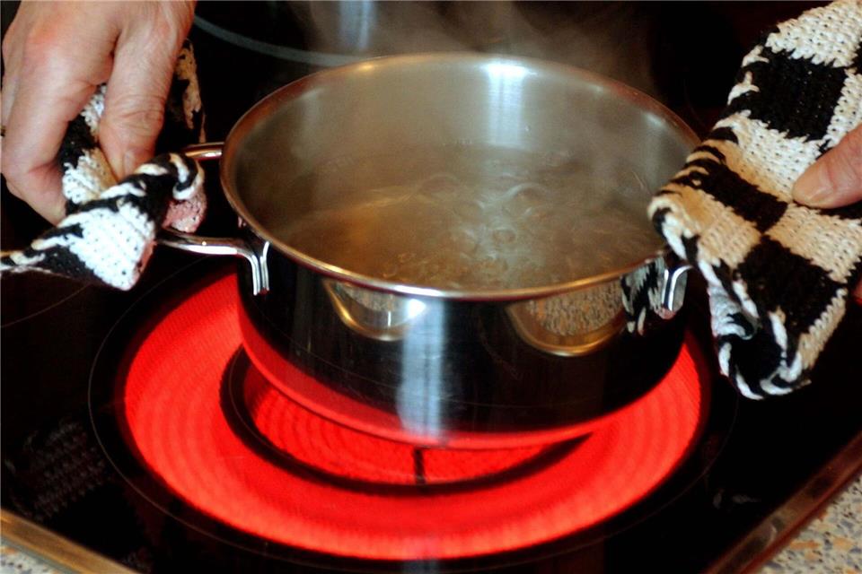 Grund für Abkoch-Anordnungen der Gesundheitsämter sind in der Regel Darmbakterien. (Symbolbild)Patrick Pleul/Zentralbild/dpa