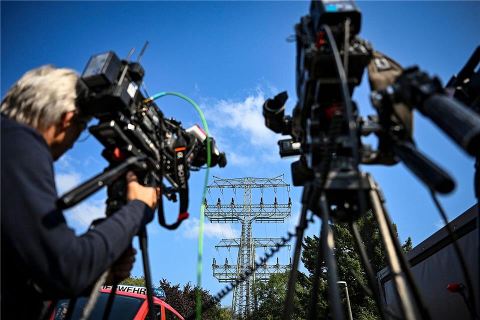 Tausende bleiben voraussichtlich auch am Mittwoch ohne Strom Grund für den stundenlangen Stromausfall ist ein Brandanschlag auf Strommasten und Kabel.Jens Kalaene/dpa