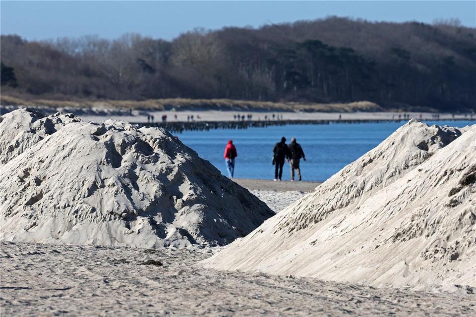 Grund für die Arbeiten ist unter anderem die Hafenzufahrt, die wie eine große Sandfalle wirkt.Bernd Wüstneck/dpa