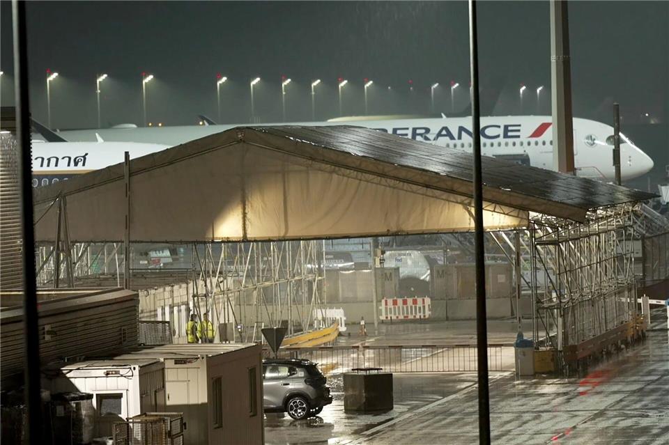 Grund für die Umleitung war laut Airline Brandgeruch im Cockpit. Ehsan Monajati/dpa