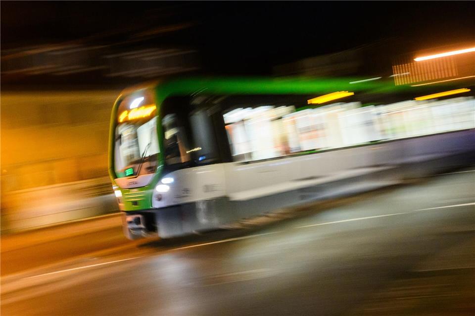 Grund ist die sogenannte Friedenspflicht, die für die rund 5.000 Beschäftigten im niedersächsischen kommunalen Nahverkehr weiterhin gilt. (Archivbild)Julian Stratenschulte/dpa