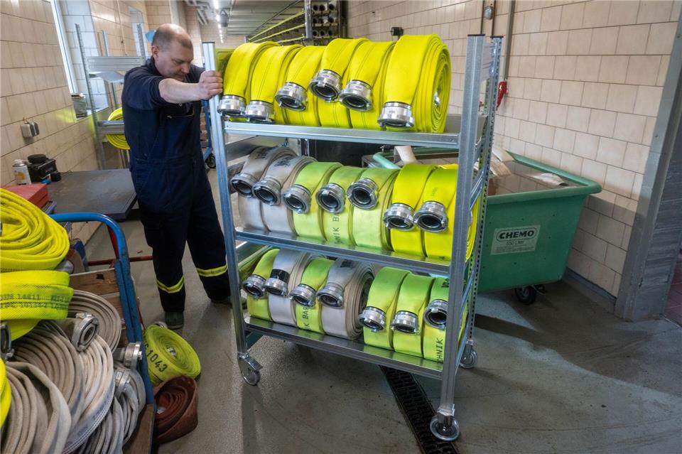 Grund sind die zahlreichen Schmelzwassereinsätze der Feuerwehren, bei denen die Schläuche zum Abpumpen genutzt wurden.Stefan Sauer/dpa