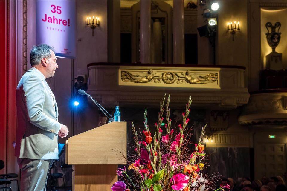 35 Jahre Einheit – Politiker werben für Zusammenhalt Grund zum Feiern und zum Nachdenken: Der Cottbuser Oberbürgermeister Tobis Schick (SPD) bei einem Festakt zum 35. Jahrestag der Deutschen Einheit im Staatstheater. Frank Hammerschmidt/dpa