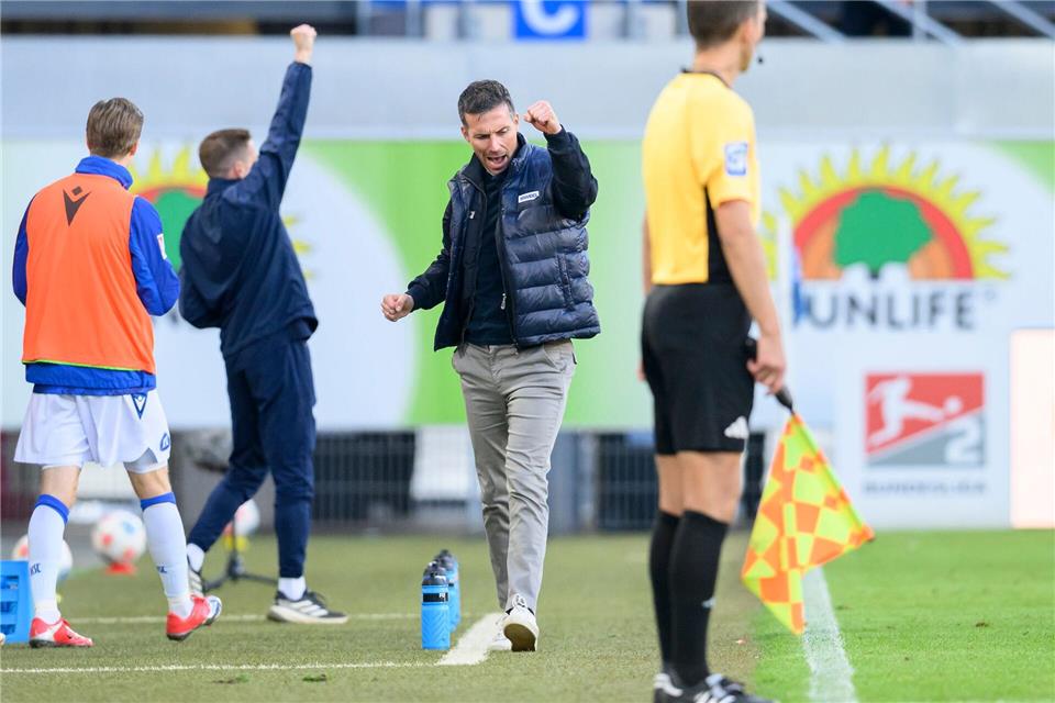 Grund zum Jubeln: Trainer Christian Eichner holt mit seiner Mannschaft einen Punkt in Paderborn.Anke Waelischmiller/dpa
