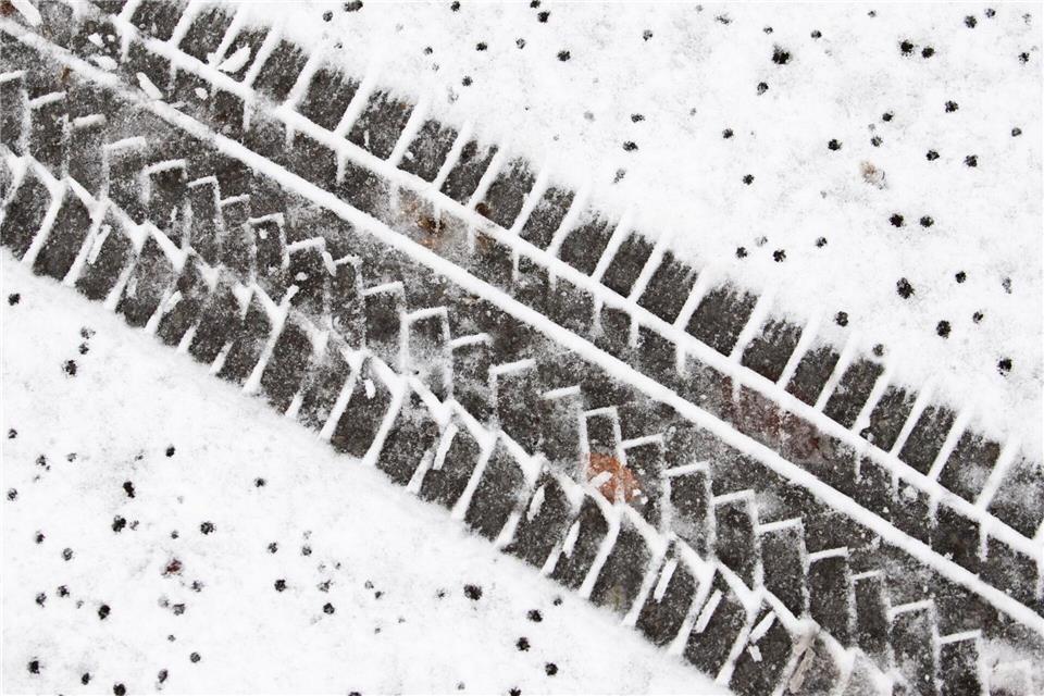 Grundsätzlich bergen laut Polizei alle verschneiten und wenig benutzte Parkflächen Potenzial für Driftmanöver.(Symbolbild)Friso Gentsch/dpa