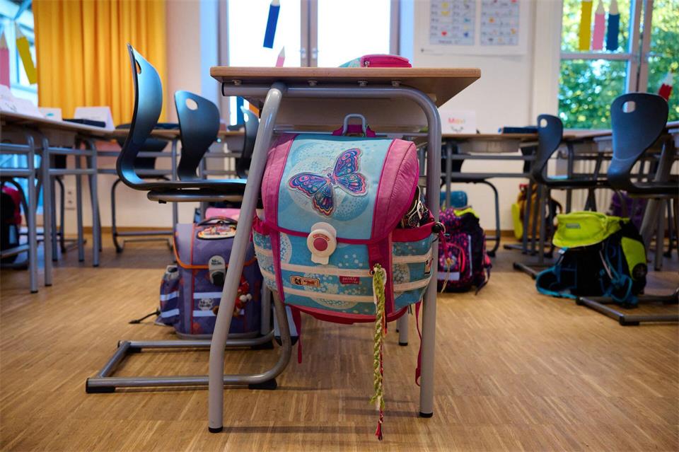 Grundschüler in Bayern sollen mehr Unterricht bekommen. (Symbolbild)Sven Hoppe/dpa