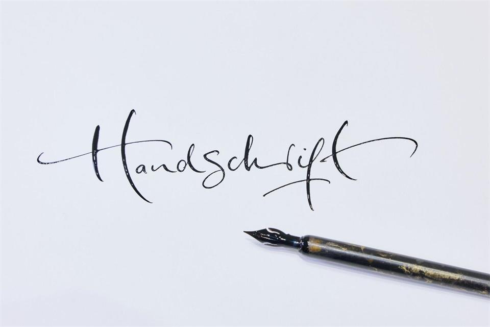 Grundschüler in NRW sollen künftig wieder mehr mit der Hand schreiben. (Symbolbild)picture alliance/dpa