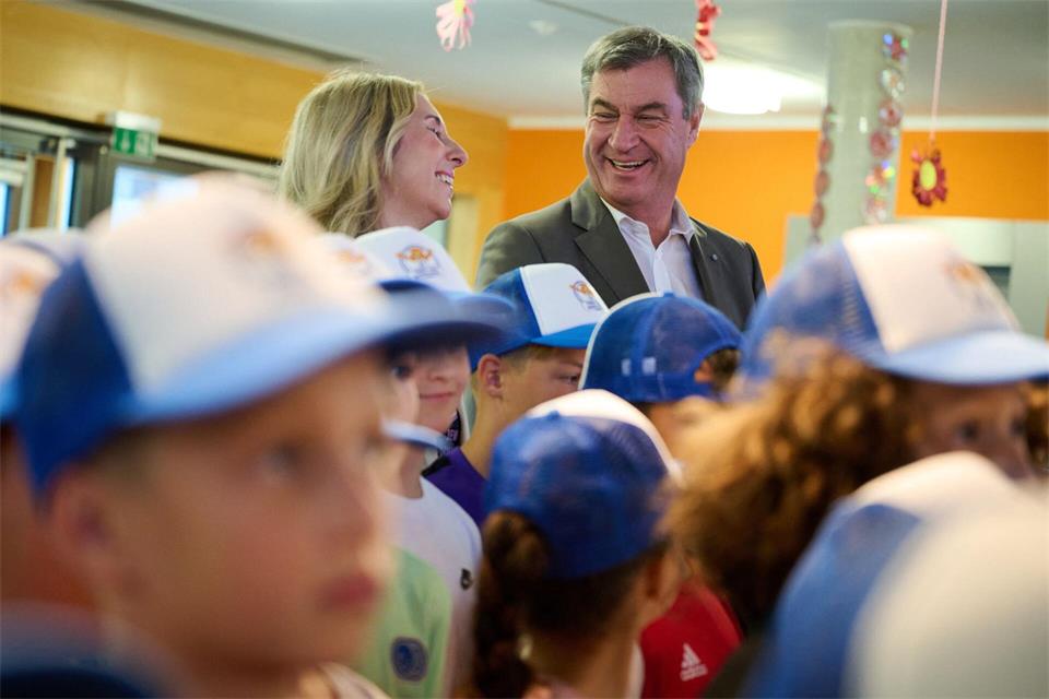 Grundschulkinder geben unter anderem Ministerpräsident Söder (CSU) Einblicke in ihren Schulalltag.Peter Kneffel/dpa