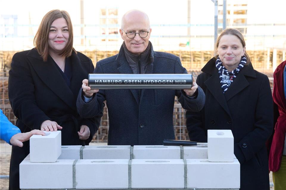 Grundsteinlegung für den Elektrolyseur: Umweltsenatorin Katharina Fegebank, Erster Bürgermeister Peter Tschentscher mit der Grundsteinrolle sowie Wirtschaftssenatorin Melanie Leonhard (v.l.n.r.).Georg Wendt/dpa