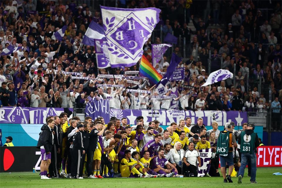 Gruppenbild mit Gegner: Nach dem Pokalspiel feierten die HEBC-Amateure mit den Dortmunder Profis.Christian Charisius/dpa