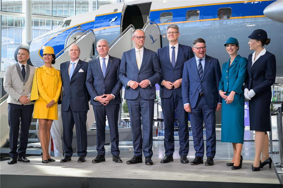 Gruppenbild mit Kanzler: Merz (Mitte) besucht die Lufthansa zum Jubiläum.Hannes P. Albert/dpa