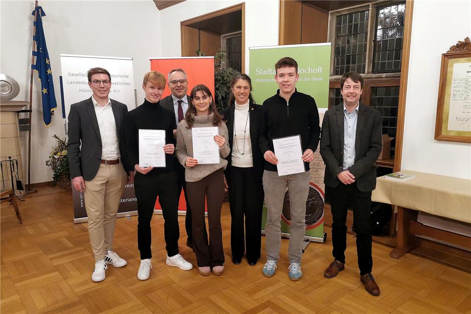 Gruppenbild mit Siegern (von links): Alexander Boland (Sparkasse Westmünsterland), Jan Schilling-Frenk (1. Platz), Bocholts Bürgermeister Thomas Kerkhoff, Emilia Darui (2. Platz), die stellvertretende Landrätin Silke Sommers, Paul Schulze Icking (Platz drei) und Dr. Hendrik Lange, stellvertretender Vorsitzender der Gesellschaft für historische Landeskunde des westlichen Münsterlandes (GhL). 