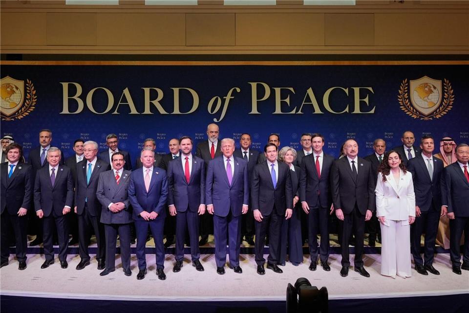 Gruppenbild mit andere Staats- und Regierungschefs - Trump bei der ersten Sitzung seines Friedensrats.Mark Schiefelbein/AP/dpa