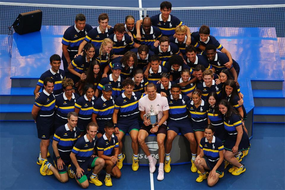 Gruppenbild mit der Ballcrew.Andres Kudacki/AP/dpa