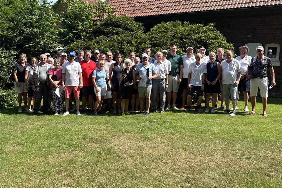 Gruppenbild mit strahlenden Siegern unter der Sonne: 30 Golferinnen und Golfer aus Borken, Reken, Velen, Raesfeld und Heiden spielten auf dem Rekener Uhlenberg die Besten ihrer Städte- und Gemeinden aus.