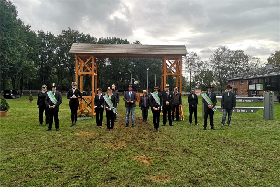 Fünf neue Kreismeister ermittelt Gruppenbild mit vorbildlichen Abständen: Die Verantwortlichen des ZRFV Heiden und vom Kreisreiterverband Borken sowie die Richter mit den neuen Kreismeistern.