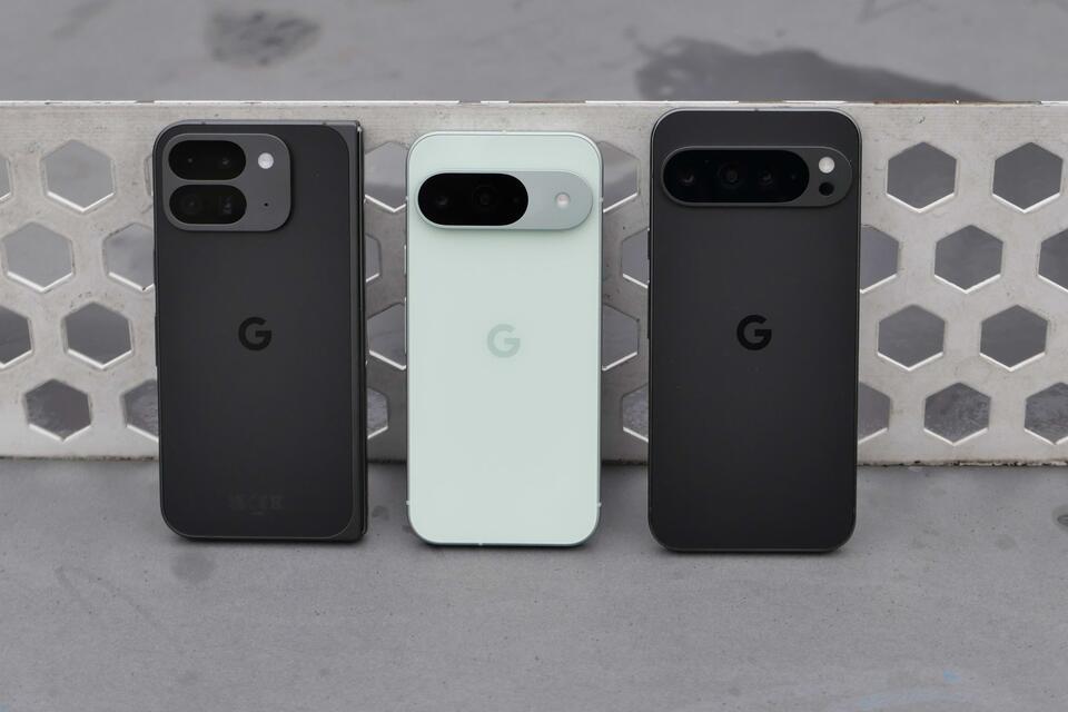Gruppenfoto: Das Pixel 9 Pro Fold, Pixel 9 und Pixel 9 Pro XL von Google (l-r).Christoph Dernbach/dpa-tmn