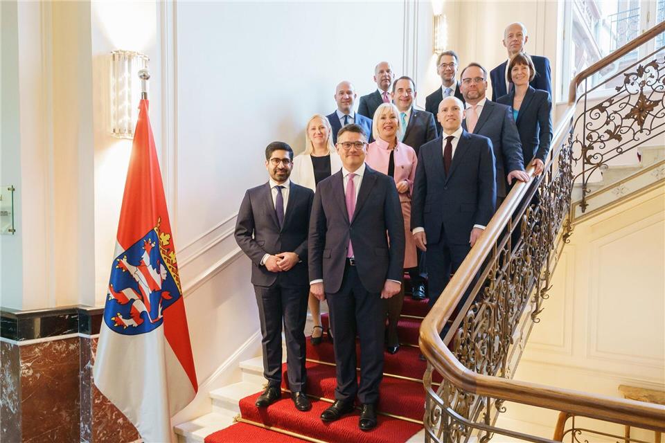 Gruppenfoto auf der Staatskanzleitreppe: So hat sich Hessens Kabinett beim Start im Januar 2024 präsentiert. (Archivbild)Andreas Arnold/dpa