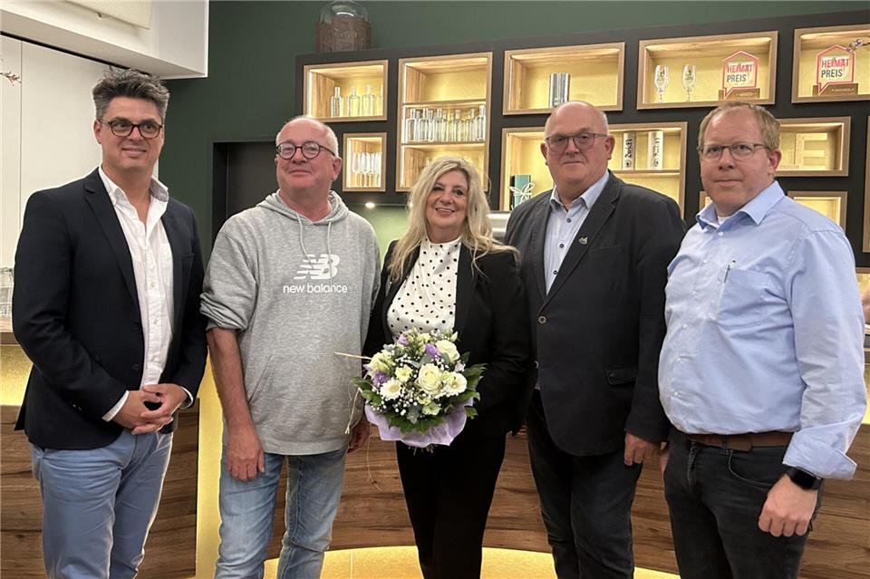 Gruppenfoto mit dem Vorstand (v.l.): Bürgermeister Dirk Kuhmann, Wolfgang Ronau (Beisitzer), Maria Kowalsky (Vorsitzende des Ortsmarketing), Arno Brömmel (1. Stellvertreter) und Reinhard Nießing (Schriftführer). Alex Eming (Kassierer) fehlt.