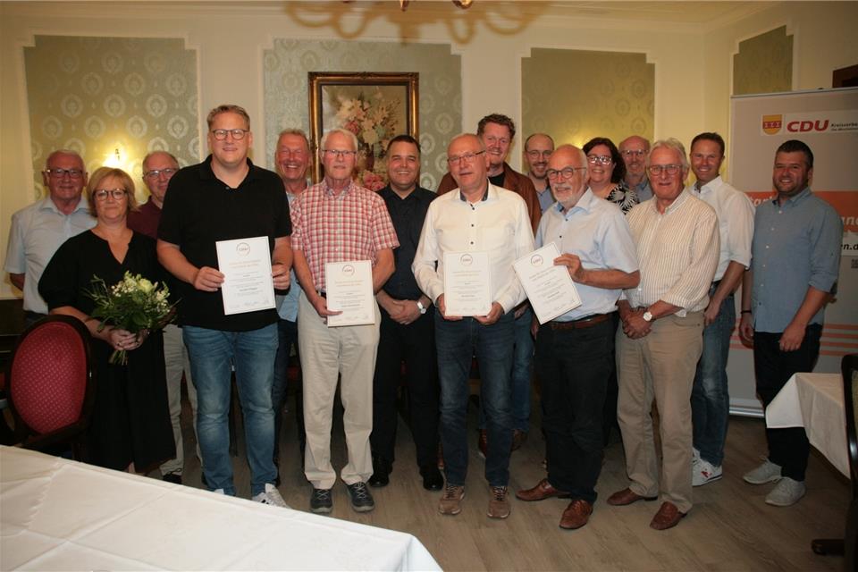 Gruppenfoto nach der Versammlung (vorne von links): Die verabschiedete Silvia Höing, die Geehrten Hendrik Klöpper, Albert Rentmeister (dahinter der Vorsitzende Sven Wahlers), Norbert Kipp, Andreas Brill und Ortsvorsteher Walter Schwane.