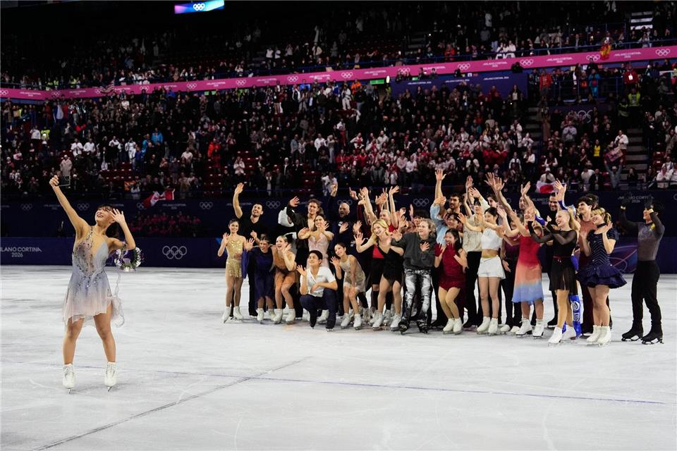 Gruppenselfie: Die Teilnehmer der Schaulauf-Gala kamen zum Abschluss gemeinsam aufs Eis.Ashley Landis/AP/dpa