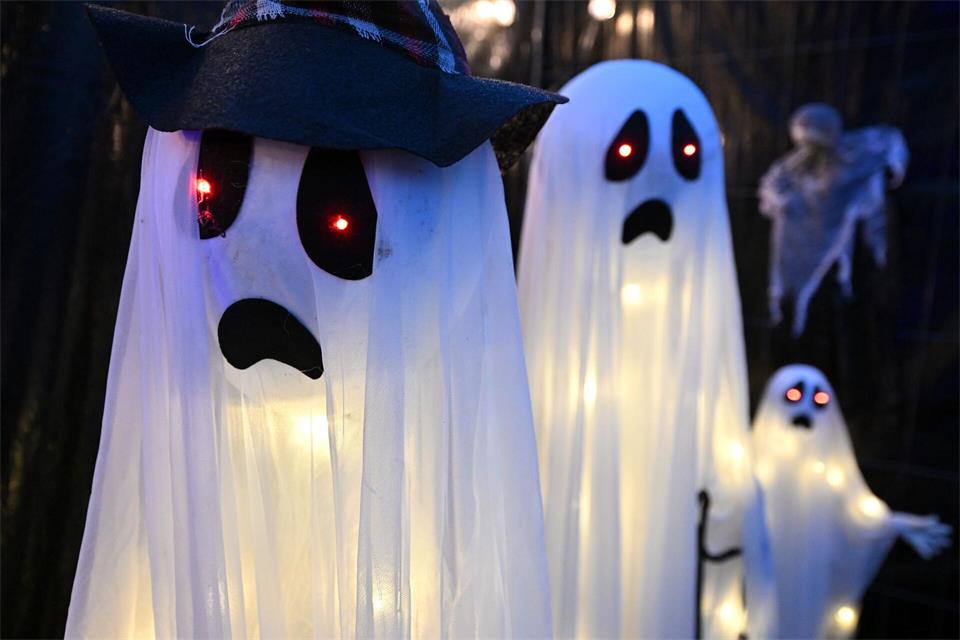 Gruselige Dekorationen gehören zu Halloween. (Archivbild)Martin Schutt/dpa