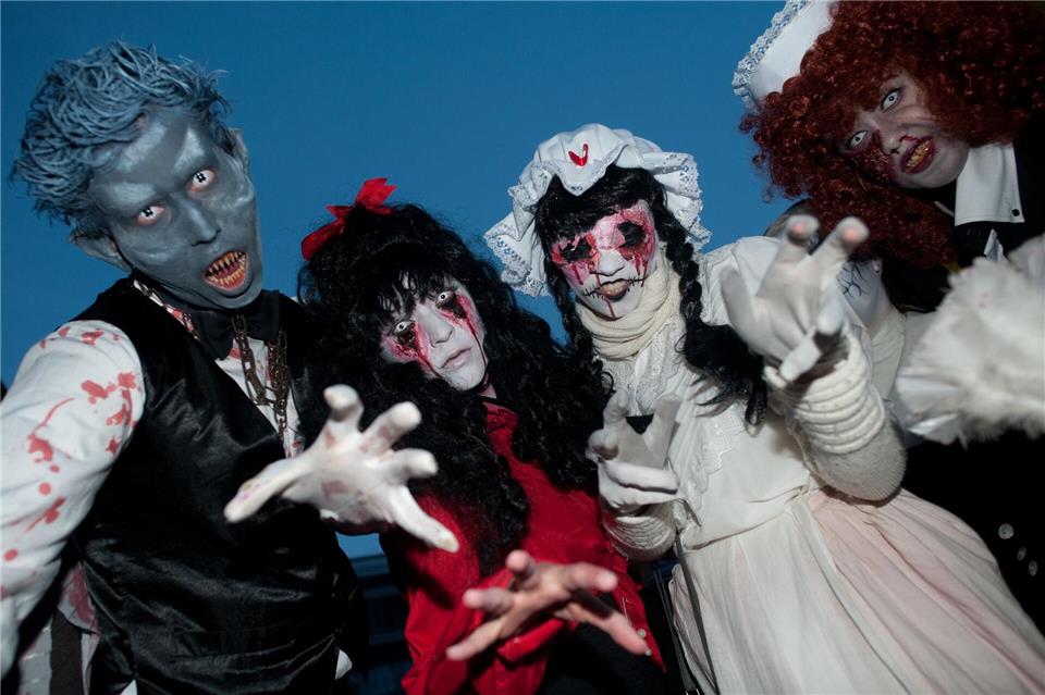 Gruselige Fahrgemeinschaft: Unkenntlich maskiert oder in behindernden Kostümen steigen Halloween-Fans besser nicht hinters Lenkrad.picture alliance/dpa