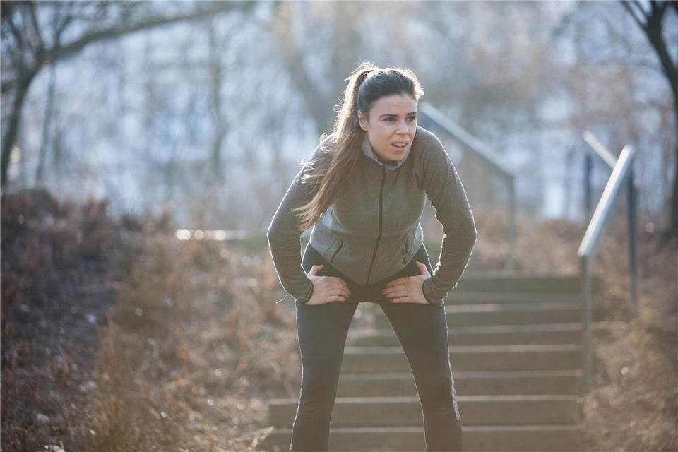 Seitenstechen bis Krampf: Was bei Sport-Wehwehchen hilft Gruß vom Bauchfell: Seitenstechen bremst Läuferinnen und Läufer aus. picture alliance / dpa Themendienst